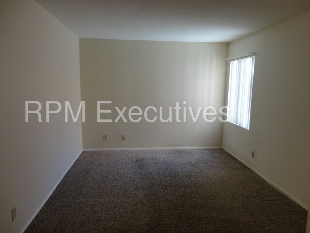 Building Photo - Nice 2 + 2 Dual Master Condo Newhall