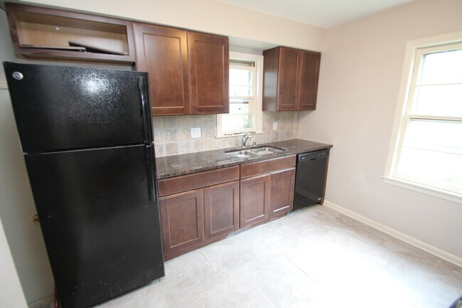 Building Photo - 119 S 77th St
