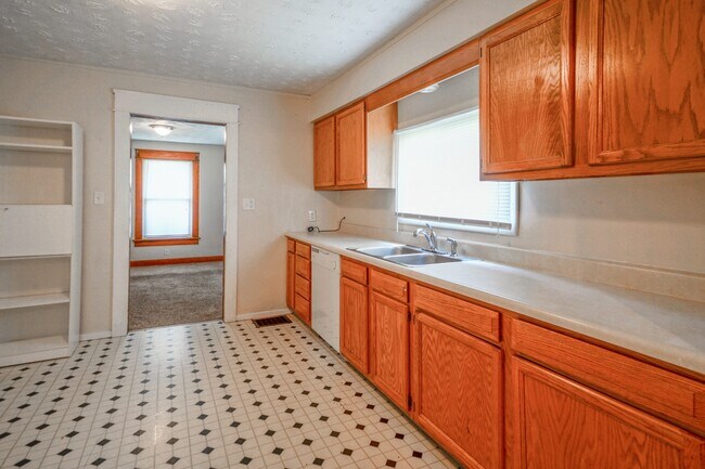 Building Photo - Great 3 Bedroom, 2 Bath - Just Off 17th St! *2027*