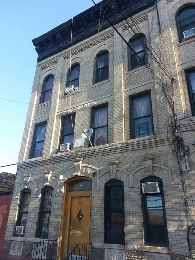 Primary Photo - 179 Woodward Ave