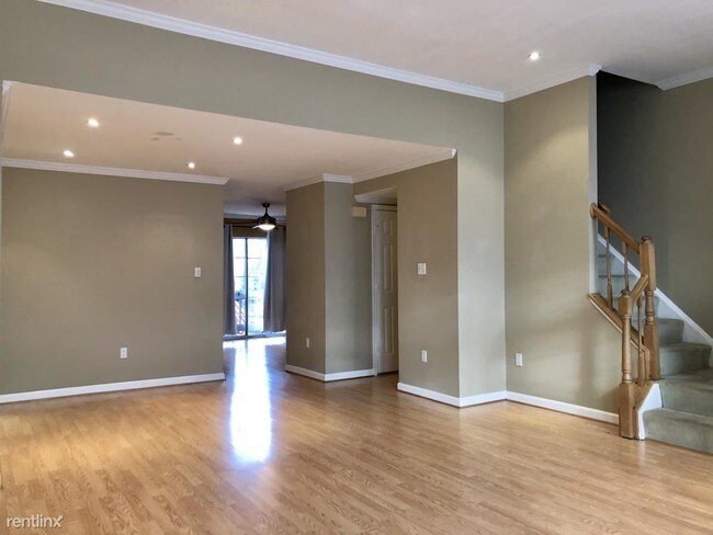 Building Photo - 3 br, 2.5 bath Townhome - 3802 Elbert Ave