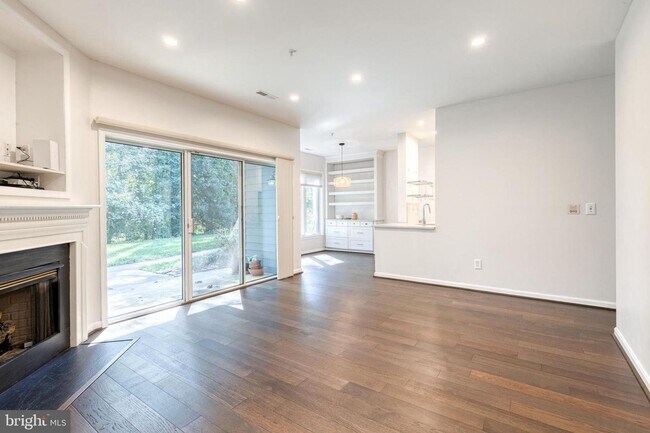 Foto del edificio - Beautifully updated 2 bed 2 bath patio-lev...