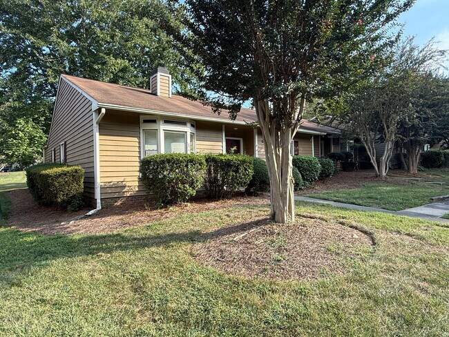 Foto del edificio - 8317 Summerglen Cir