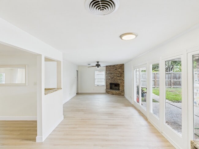 Foto del edificio - 9526 Meadowcroft Dr