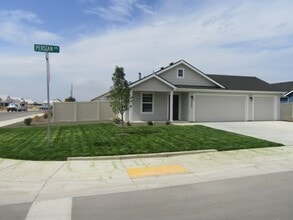 Building Photo - 329 Persian Ave