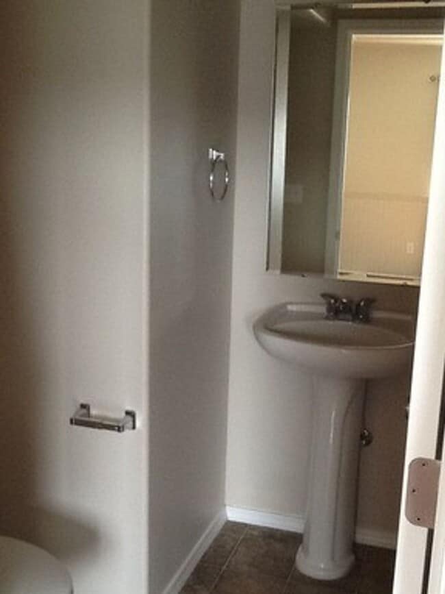 Foto del edificio - Spacious 4 bedroom 2.5 bath 2 story home