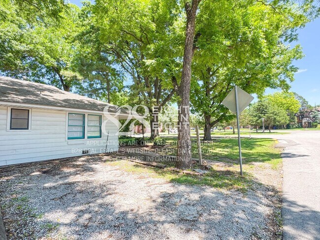 Building Photo - *COMING SOON FOR JUNE 2026 MOVE IN!* 2 Bed/2 Bath Duplex Close to Campus Corner!