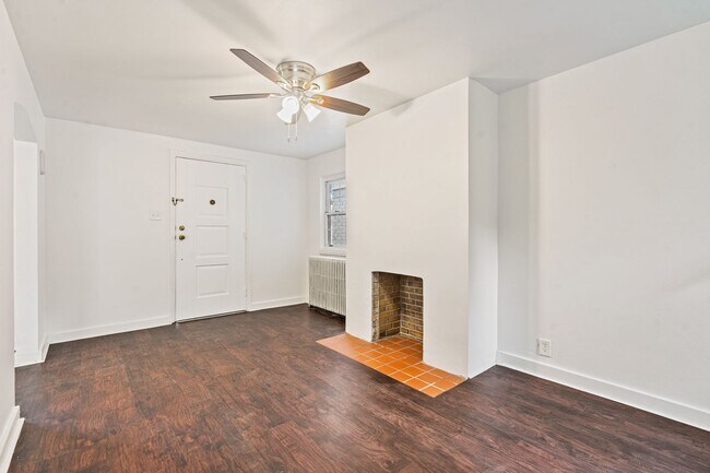 Building Photo - Renovated 2 Bedroom in Greenfield!