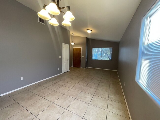 Foto del edificio - Lovely 4 Bedroom 2 Bath Home!