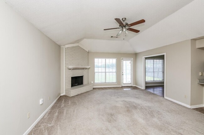 Building Photo - 2432 Country Trail Dr