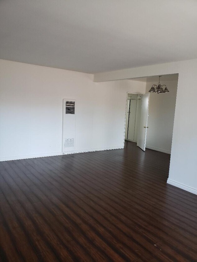 Foto principal - 126 S Manhattan Pl