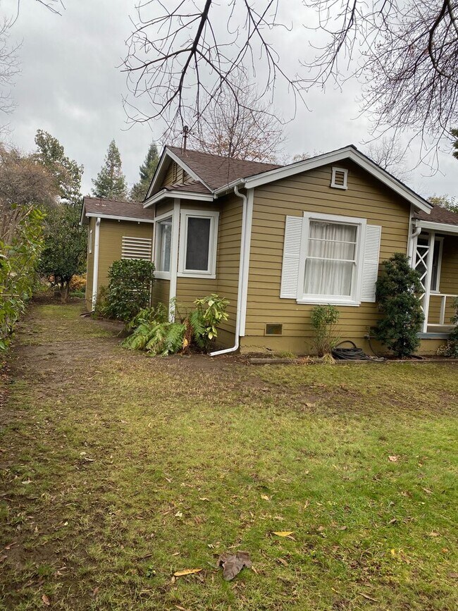 Building Photo - 2 bedroom 2 bath home