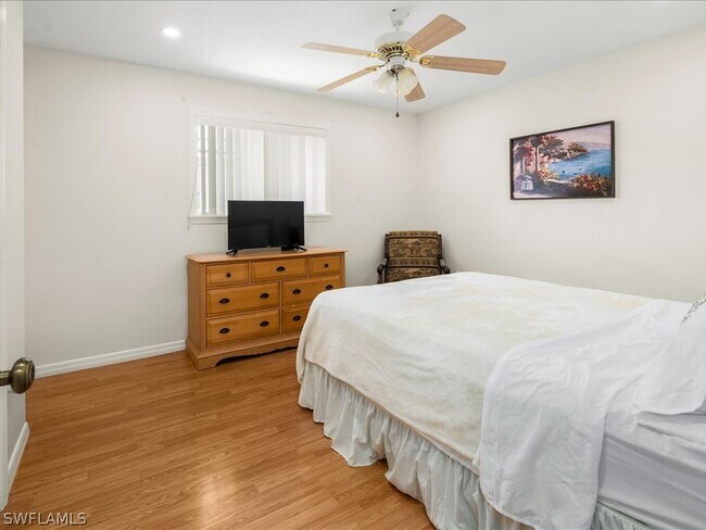 Foto del edificio - 759 106th Ave N