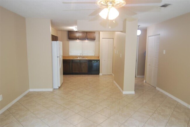Building Photo - 1401 E Red Cedar Cir