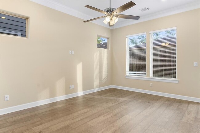 Building Photo - 811 Shallow Hollow Dr