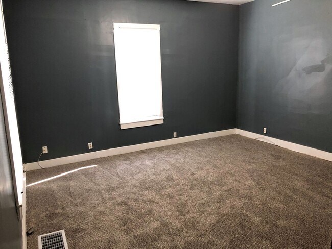 Building Photo - 3-4 Bed Ranch House - New Appliances, Carp...
