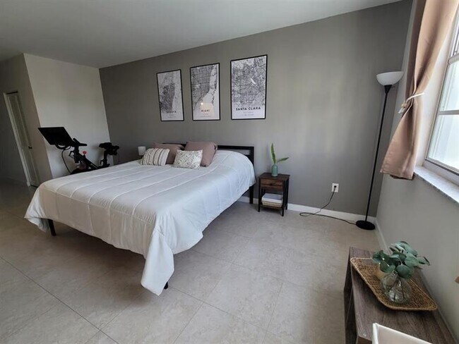 Building Photo - 500 Bayview Dr