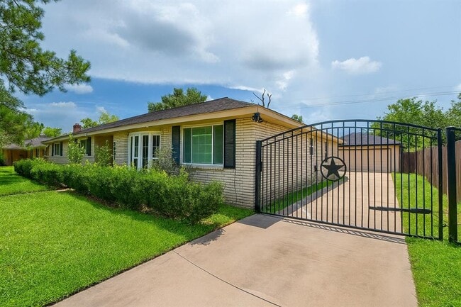 Building Photo - 5951 Beaudry Dr