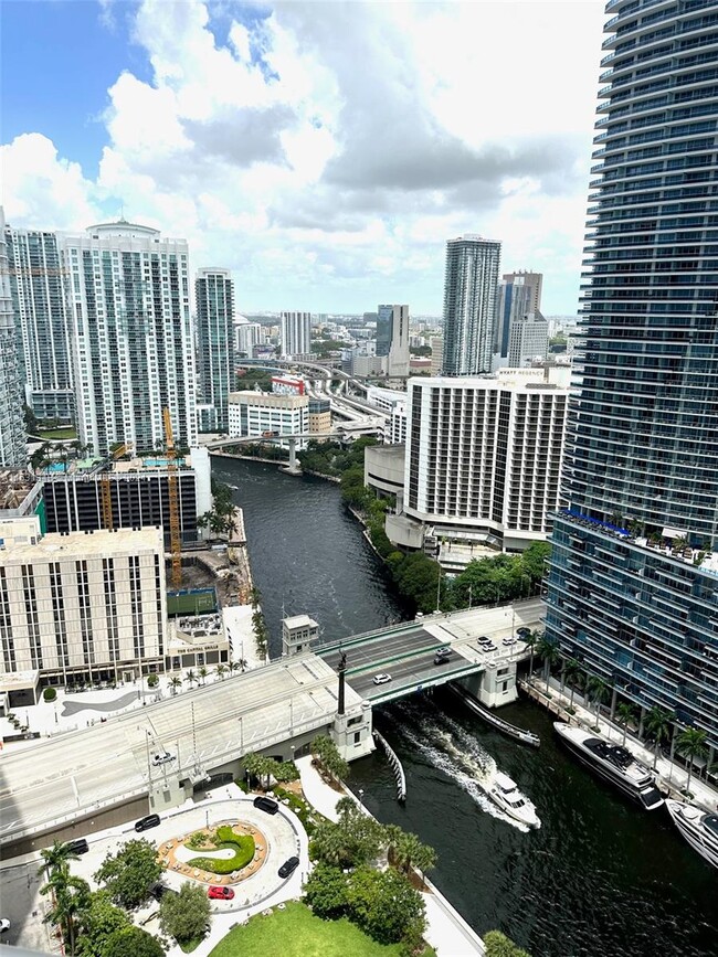 Foto del edificio - 465 Brickell Ave