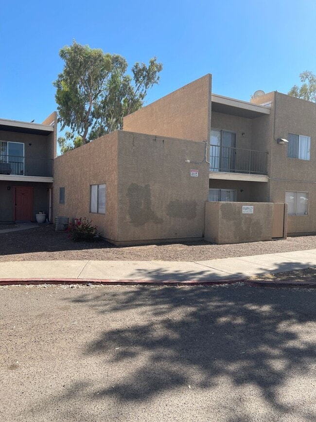 Building Photo - 2813 E Paradise Ln