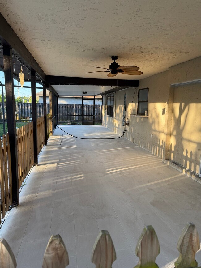 Foto del edificio - 385 NW Broadview St