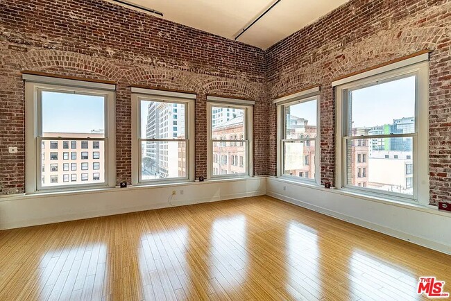 Foto del edificio - 253 S Broadway