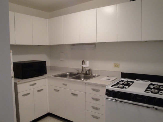 Kitchen - 1450 E 55th St