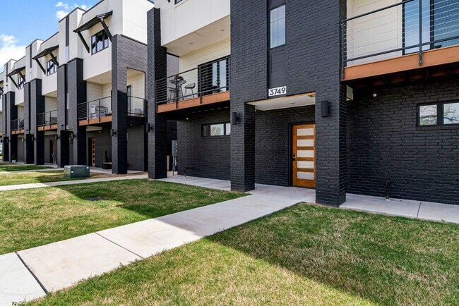 Foto del edificio - Discover modern elegance in the newly constructed Edgewater Condominiums, a boutique community fe...