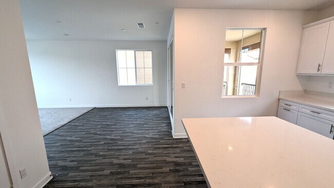 Foto del edificio - 3247 S CANTONA PASEO ONTARIO, 91762  (3 BE...