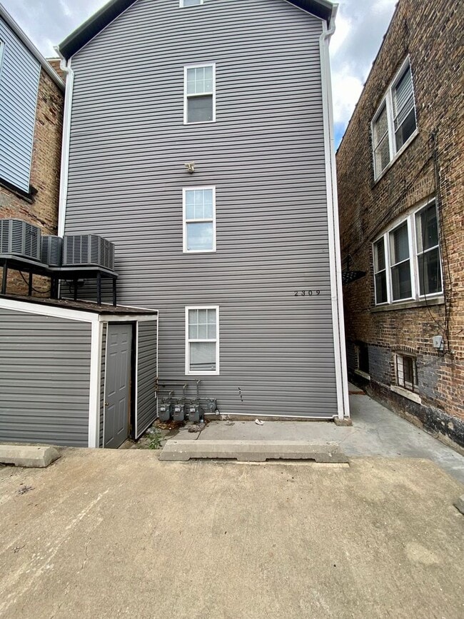 Building Photo - 2309 S Sacramento Ave