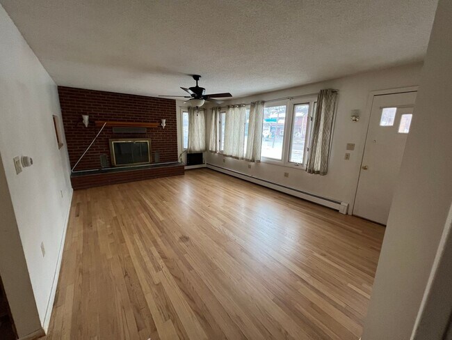 Foto del edificio - Spacious 3 Bedroom Home Available Septembe...