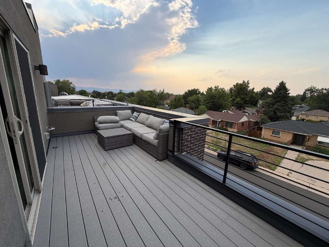Modern 2-Bed Townhouse with Scenic Views near City Park - 2 car garage with EV charger! - Modern 2-Bed Townhouse with Scenic Views in Denver's Heart-built in EV charger!