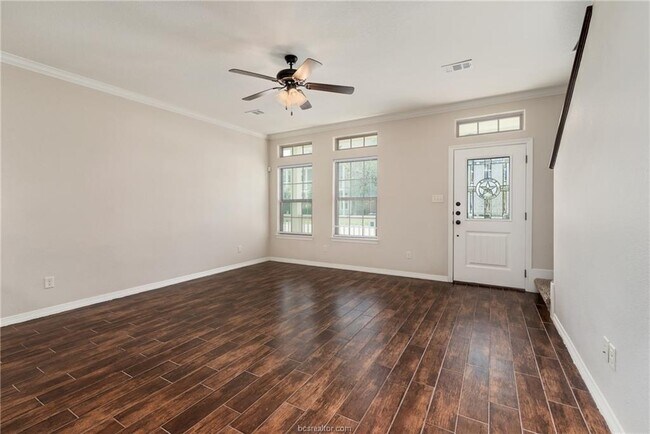 Building Photo - 302 Live Oak St