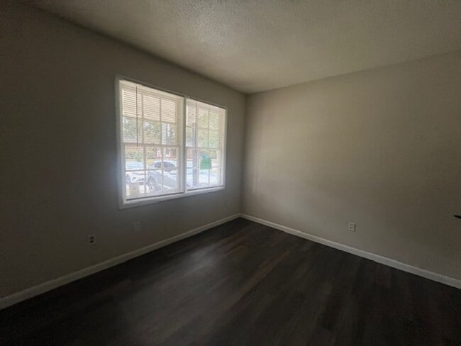 Building Photo - 904 Jamestown Dr