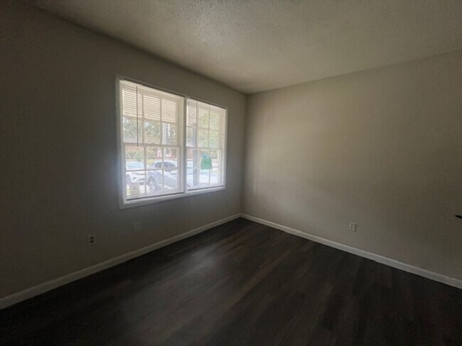 Foto del edificio - 904 Jamestown Dr