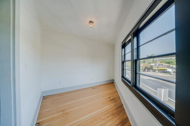 Foto del edificio - 6012 York Blvd