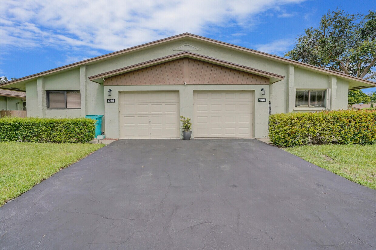 Foto principal - 1737 Palmland Dr