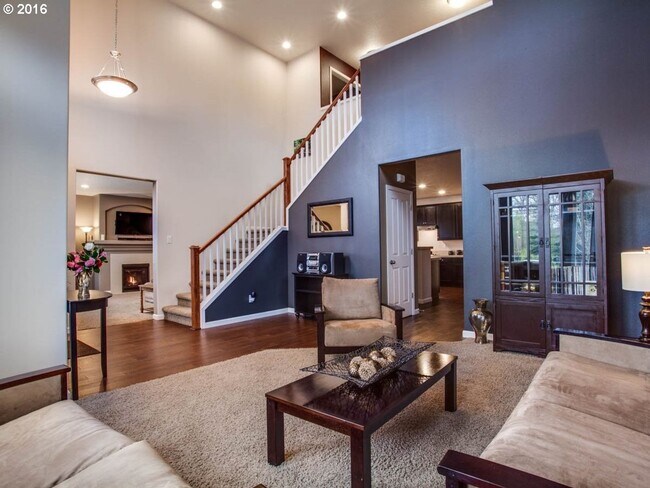 Foto del edificio - Stunning Corner-Lot Home with Soaring Ceilings, Open Floorplan, and Prime Hillsboro Location