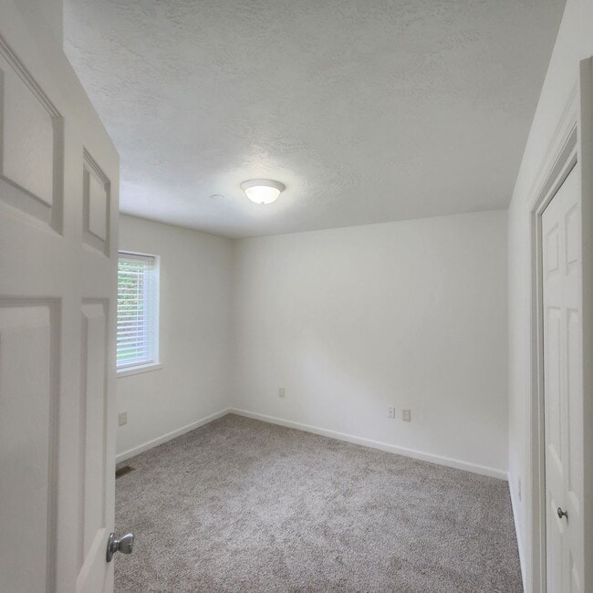 Building Photo - 3 Bedroom House Available in Quiet Astoria Neighborhood!