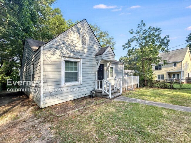 Building Photo - 3 Bed, 2 Bath Home with Off-Street Parking / Pet-Friendly / Coming Soon!