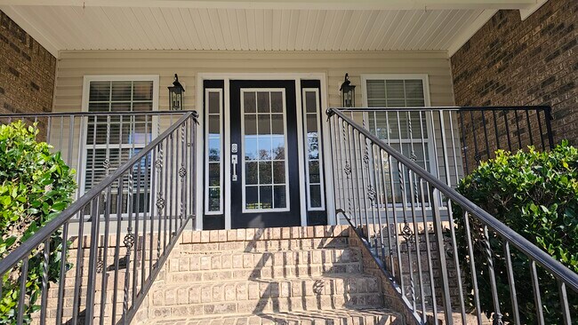 Foto del edificio - 646 Hidden Oaks Dr