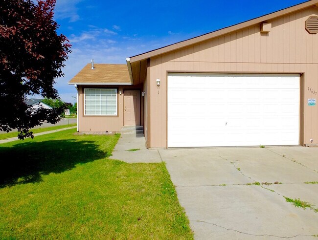 Foto del edificio - 2 Bed 1.5 Bath Home on Corner Lot w/ Garag...