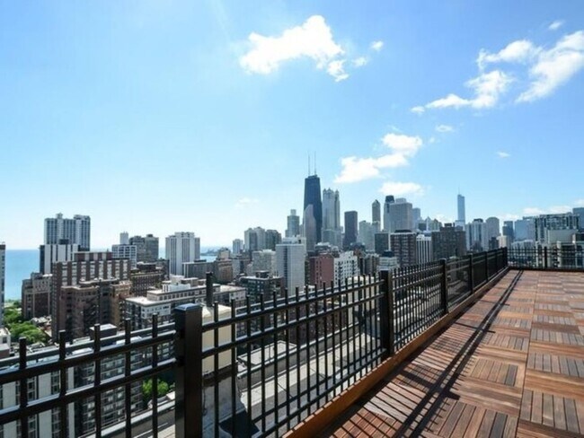 Foto del edificio - 1355 N Sandburg Terrace
