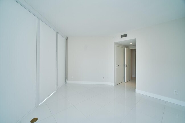 Foto del edificio - 1300 Brickell Bay Dr
