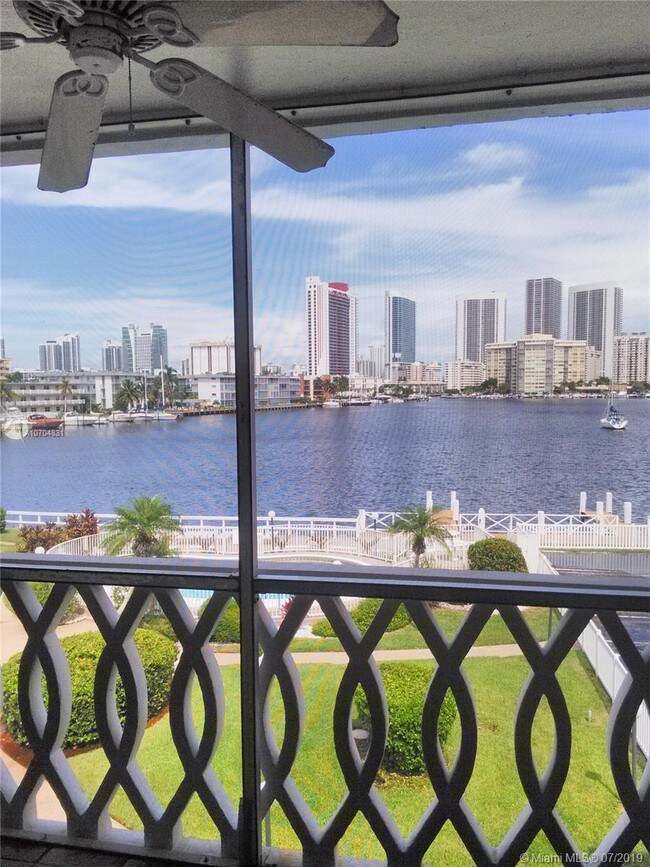 Foto del edificio - 450 Golden Isles Dr
