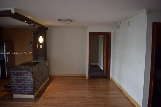 Foto del edificio - 16909 N Bay Rd