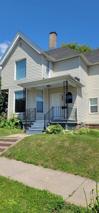 Primary Photo - 4 bed 2 bath
