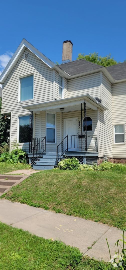 Building Photo - 220 N 12th Ave E