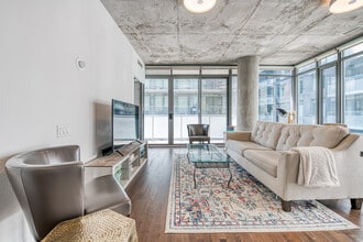 Building Photo - 650 King St W