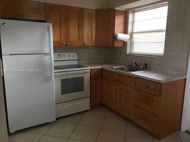 Foto del edificio - 893 NE 39th St
